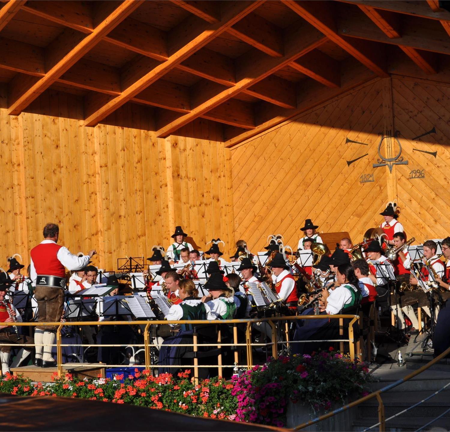 Foto per Concerto serale della banda musicale di Valdaora presso il padiglione